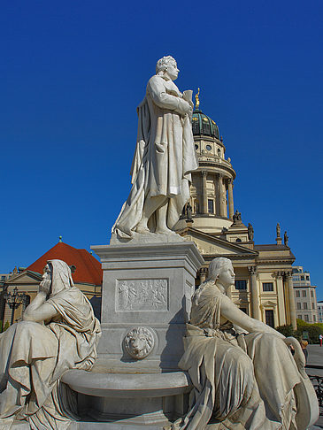 Schillerdenkmal mit dem Französischen Dom Fotos