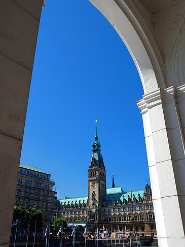 Fotos Blick durch die Bögen der Alster Arkaden auf das Rathaus