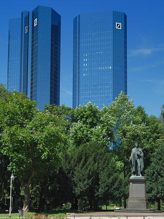 Fotos Deutsche Bank mit Statue | Frankfurt am Main