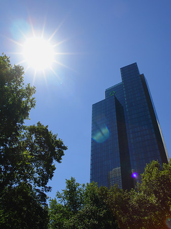 Sonne strahlt die Dresdner Bank an Foto 