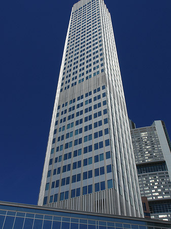 Eurotower mit Häusern Foto 