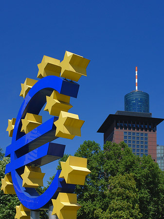 Foto Eurozeichen mit Japan Center - Frankfurt am Main