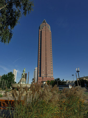 Fotos Messeturm auf Wiese | Frankfurt am Main