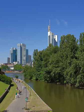 Skyline von Frankfurt mit Ufer