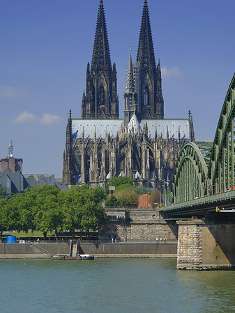 Hohenzollernbrücke beim Kölner Dom Foto 