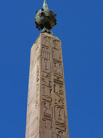 Fotos Obelisk vor dem Palazzo Montecitorio | Rom