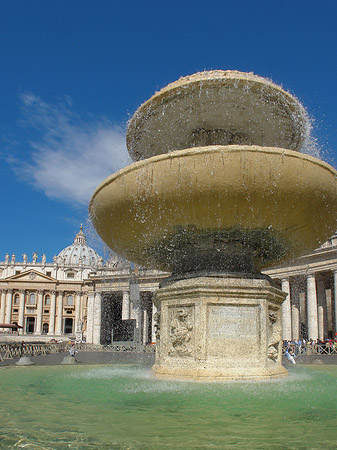 Fotos Brunnen mit Petersdom