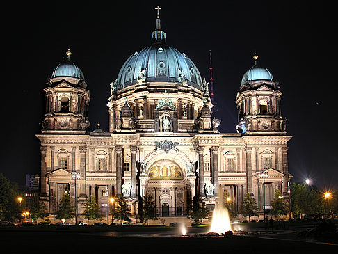 Berliner Dom bei Nacht