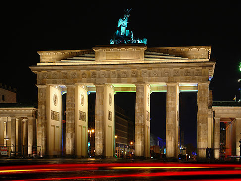 Brandenburger Tor mit Straßenverkehr