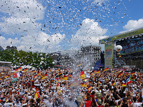 Fotos Konfetti Parade - Nationalmannschaft | Berlin