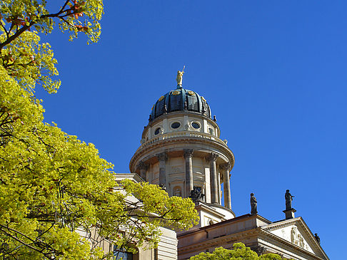 Französischer Dom mit Bäumen Fotos