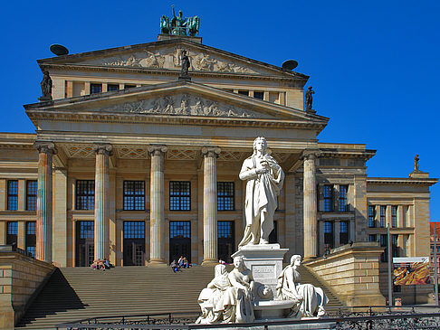 Schillerdenkmal mit Konzerthaus Foto 