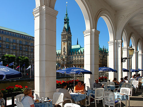 Fotos Blick durch die Bögen der Alster Arkaden auf das Rathaus | Hamburg