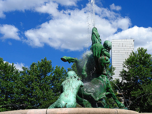 Fotos Brunnen auf dem Platz der Republik