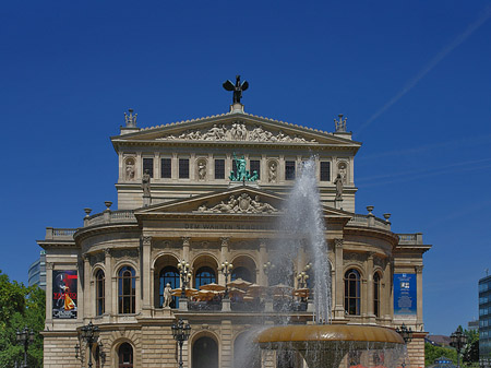 Fotos Alte Oper mit Brunnen