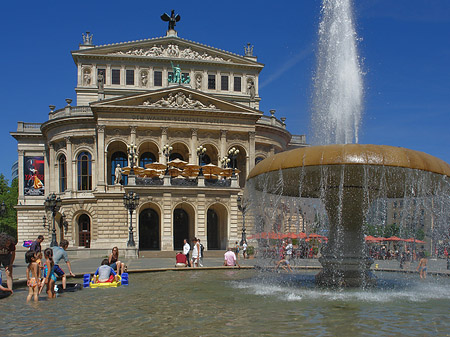 Alte Oper mit Brunnen Foto 