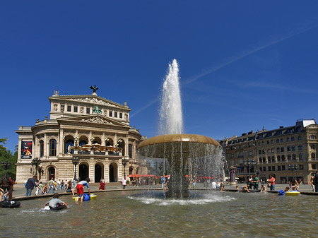 Alte Oper mit Brunnen