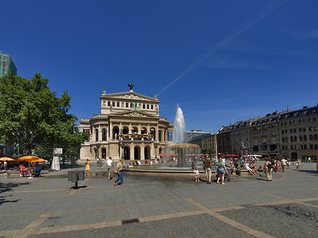 Alte Oper mit Häusern Fotos