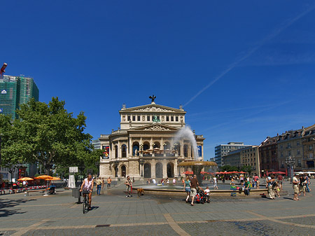 Alte Oper mit Häusern