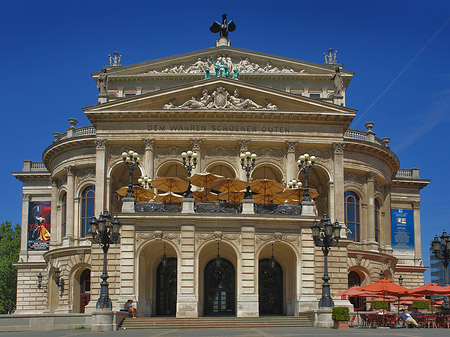 Alte Oper mit Schirmen