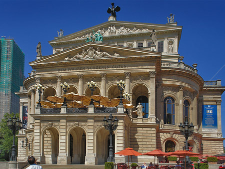 Fotos Alte Oper mit Schirmen