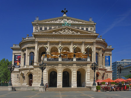 Alte Oper mit Schirmen Fotos