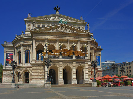 Alte Oper mit Schirmen Fotos