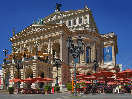 Foto Alte Oper mit Schirmen