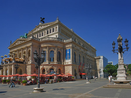 Alte Oper mit Schirmen Foto 