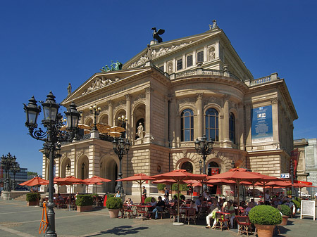 Alte Oper mit Schirmen Foto 