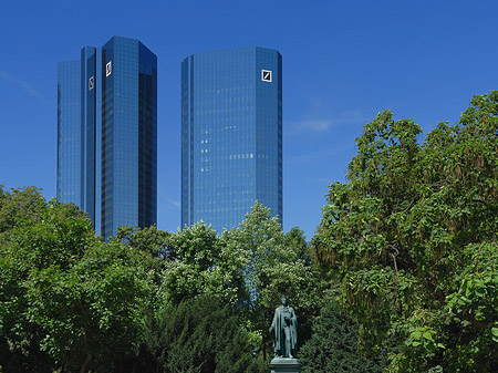 Foto Deutsche Bank mit Statue - Frankfurt am Main