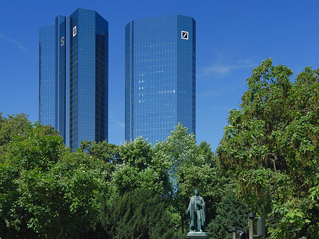 Foto Deutsche Bank mit Statue