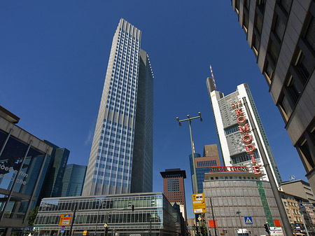 Eurotower hinter Schauspiel Frankfurt