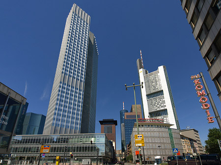 Eurotower hinter Schauspiel Frankfurt Foto 