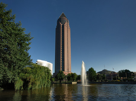 Foto Messeturm mit Ludwig-Erhard-Anlage