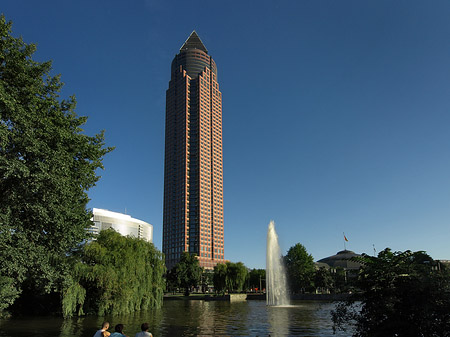 Messeturm mit Ludwig-Erhard-Anlage