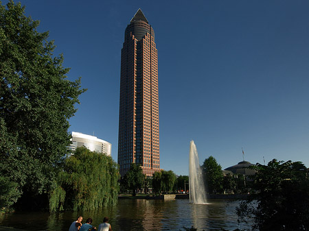 Messeturm mit Ludwig-Erhard-Anlage Foto 