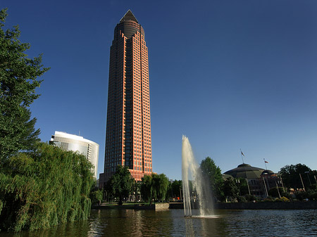 Foto Messeturm mit Ludwig-Erhard-Anlage