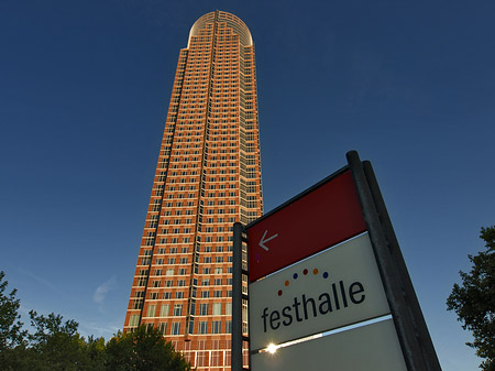 Fotos Messeturm mit Festhallenschild