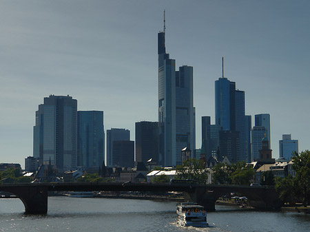 Skyline von Frankfurt mit Alter Brücke Foto 