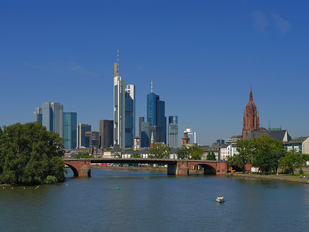 Skyline von Frankfurt mit Alter Brücke Foto 