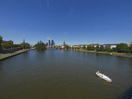 Skyline von Frankfurt mit Boot Fotos