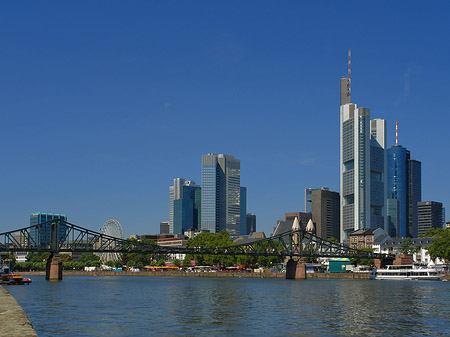 Skyline von Frankfurt mit eisernem Steg