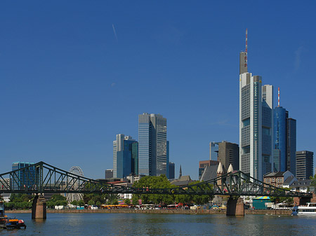 Skyline von Frankfurt mit eisernem Steg Fotos