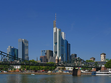 Foto Skyline von Frankfurt mit eisernem Steg - Frankfurt am Main