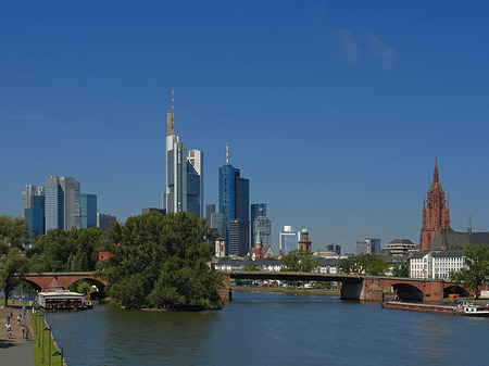 Skyline von Frankfurt mit Ufer Fotos