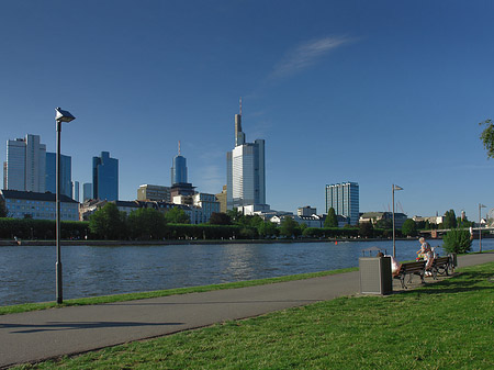 Skyline von Frankfurt mit Ufer Fotos