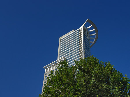 Westendtower mit Baum Fotos