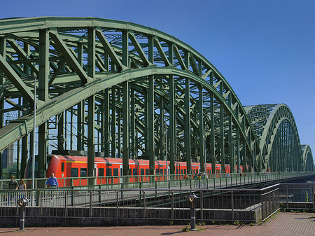 Foto Hohenzollernbrücke mit Zug - Köln