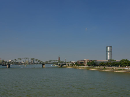 Foto Hohenzollernbrücke führt zum Kennedyufer